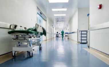 Detaje nga ngjarja në spitalin “Shefqet Ndroqi”, identifikohet autori dhe i plagosuri (EMRAT)