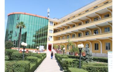ÇMENDEN MJEKËT te spitali “Shefqet Ndroqi”, punonjësi godet me mjet prerës kolegun dhe arratiset