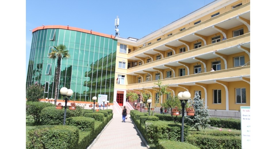Sherr mes punonjësve të spitalit “Shefqet Ndroqi”, 32-vjeçari godet me mjet prerës kolegun dhe arratiset