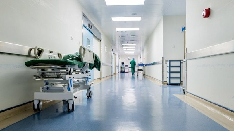 Detaje nga ngjarja në spitalin “Shefqet Ndroqi”, identifikohet autori dhe i plagosuri (EMRAT)