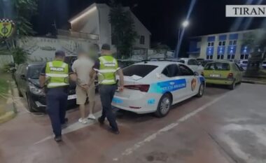 Tiranë/ Përplasi me makinë 2 të mitur që lëviznin me skuter, arrestohet 18-vjeçari pa patentë