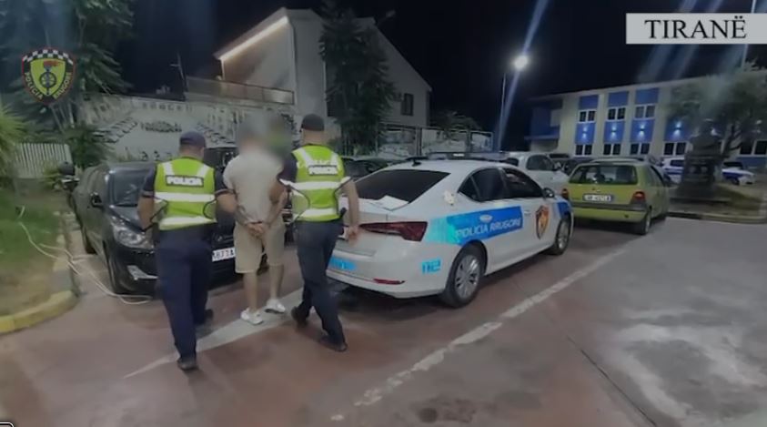 Tiranë/ Përplasi me makinë 2 të mitur që lëviznin me skuter, arrestohet 18-vjeçari pa patentë