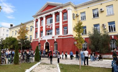 Mësuesia e gazetaria në rënie të lirë/ Çfarë po ndodh me arsimin e lartë në Shqipëri?