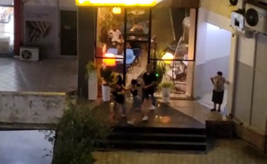 Grushta dhe kapje për flokësh/ Plas sherri në Astir, vajzat përleshen me njëra-tjetrën (VIDEO)