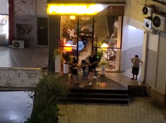 Grushta dhe kapje për flokësh/ Plas sherri në Astir, vajzat përleshen me njëra-tjetrën (VIDEO)