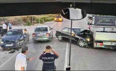 Aksident në Sarandë/ Dy makina përplasen me njëra-tjetrën, më pas goditen edhe nga një kamionçinë