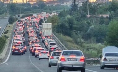 Rradhë të gjata pritje/ Trafik i rënduar në aksin Tiranë-Elbasan