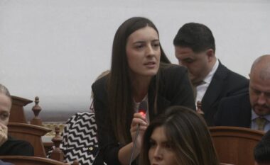 Zegjine Çaushi i drejtohet opozitës në Kuvend: Do të përfundoni të gjithë si Gazi nëse nuk respektoni rregulloren (VIDEO)