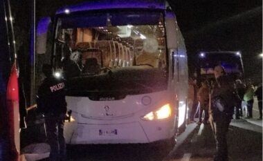 Ndeshja e basketbollit kthehet në tragjedi/ Sulmohet autobusi i tifozëve, ndërron jetë shoferi (FOTO)