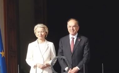 Von der Leyen sot në Tiranë, Presidentja e Komisionit Europian nis takimin me presidentin Begaj