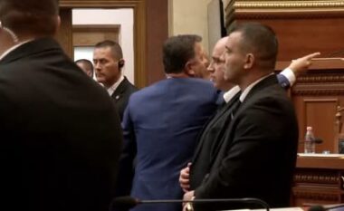 “Përdorët gjuhë fyese”- Kryetari i Kuvendit i heq të drejtën e fjalës deputetit Flamur Noka