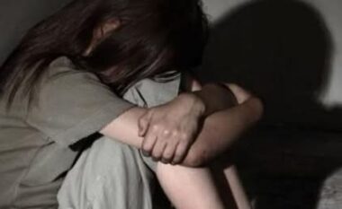 Kishte dijeni për abuzimin e 16-vjeçares nga njerku, pezullohet nga detyra Shefi i Komisariatit të Përmetit