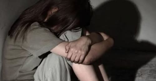 Kishte dijeni për abuzimin e 16-vjeçares nga njerku, pezullohet nga detyra Shefi i Komisariatit të Përmetit