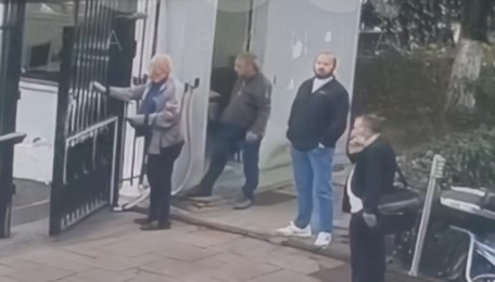 Vrau gjyqtarin brenda sallës së gjyqit dhe priste me duar ne xhepa policinë, qetësia e frikshme e Elvis Shkambit pasi u vetëdorëzua (VIDEO)