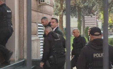 Me pranga në duar dhe i buzëqeshur, Veliaj hyn në Gjykatën Kushtetuese (VIDEO)