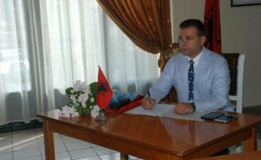 PD denoncon kryebashkiakun e Poliçanit: Punësoi 13 familjarë në Bashki, paratë e investimeve i bën…