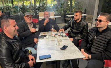 Berisha deklaroi se Tom Doshi ia mbathi/ Reagon kreu i PSD, poston foton me puro: Jam në mes të Tiranës