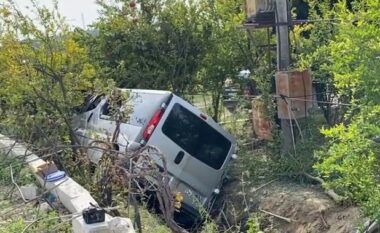 Aksident në aksin Lushnje-Berat/ Furgoni me turistë përfundon në kanal, plagosen 4 persona, drejtuesi i mjetit në gjendje të rëndë