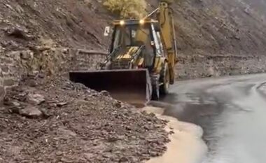 Moti i keq prek edhe Kukësin, Gurë dhe inerte në rrugë, vështirësi për qarkullimin e mjeteve