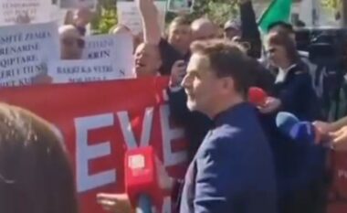 Deputeti “del” nga grupi i socialistëve, i bashkohet protestës së minatorëve para Parlamentit: Të drejtat tuaja janë themelore