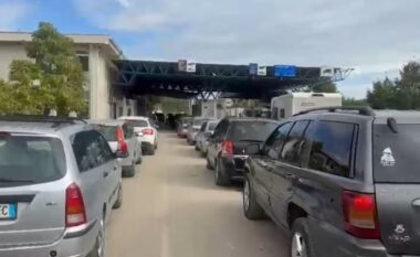 Radhë të gjata në Qafë Thanë, fluks i lartë automjetesh nga Shqipëria drejt Maqedonisë së Veriut
