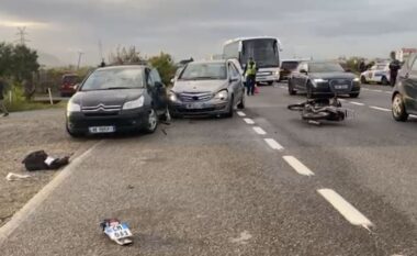 Aksident në aksin Lezhë-Milot/ Dy makina përplasen me një motor, plagoset rëndë një person