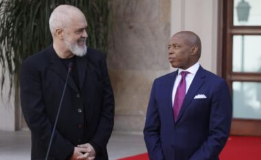 Nga mungesa e ndriçimit në rrugë, tek ministrja Diella/ Eric Adams: Shqipëria po ecën, do sigurojmë fluturim direkt New York City-Tiranë