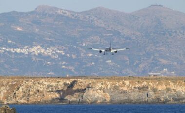Alarm në ajër, pasagjerja e dehur detyron avionin të bëjë ulje emergjente në Kretë