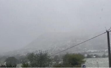 Dibra nën reshjet e shiut dhe dëborës, fermerët përballen me vështirësi