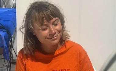 E tërhoqën zvarrë për flokësh dhe e detyruan të puthte flamurin izraelit, aktivistja turke denoncon keqtrajtimin e Greta Thunberg
