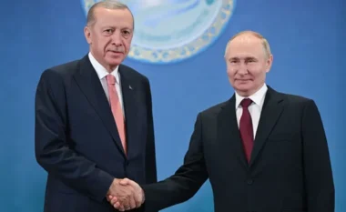 Erdogan bisedë telefonike me Putin: Përpjekjet diplomatike për paqe midis Rusisë dhe Ukrainës duhet të intensifikohen