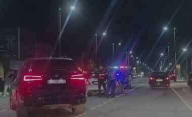 Aksidentohen dy automjete në Fier, njëri përfundon në kanal! Dy persona të lënduar