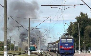 Rusia vijon sulmet ndaj Ukrainës, godet infrastrukturat hekurudhore