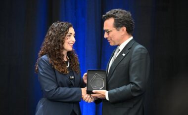 Asambleja e NATO-s nderon Vjosa Osmanin, liderja e parë nga Evropa Juglindore që merr Çmimin për Gratë, Paqen dhe Sigurinë