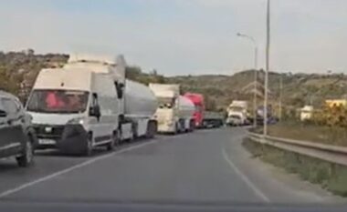 Kaos në aksin Vorë-Maminas, trafiku 15 km! Rrugët dytësore të tejmbushura me makina