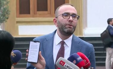 “Ngatërroi grupin në Whatsapp”, Bardhi nxjerr mesazhin e Ballës: Ndërprerja e Kuvendit skenar, urdhëroi deputetët e PS të vinin për votim