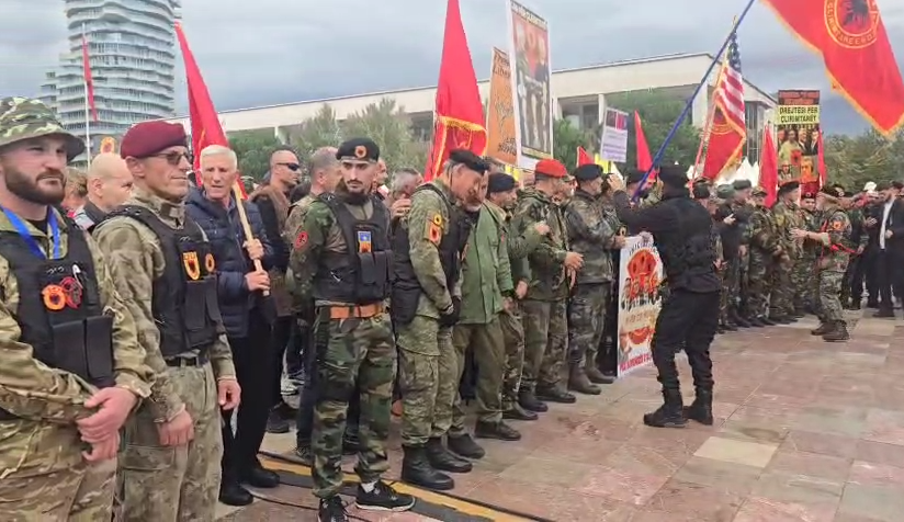 FOTO/ Protesta në Tiranë, veteranët e UÇK-së rreshtohen para bustit të Skënderbeut: Kush është trim, e kush është djalë, zot atdheut ka me i dalë
