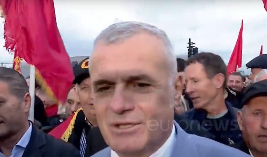 Sali Berisha ia bëri të qartë që të mos merrte pjesë, Bujar Leskaj shpërfill urdhrin dhe i bashkohet protestës: Kush po e rruan për….