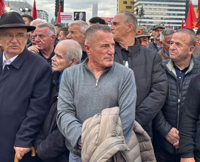 Protesta në mbështetje të luftëtarëve të UÇK-së, në shesh edhe babai i futbollistëve Granit dhe Taulant Xhaka