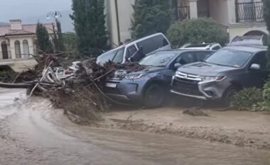 VIDEO/ Stuhi të fuqishme godasin Bullgarinë, shpallet gjendja e jashtëzakonshme, tre persona humbin jetën