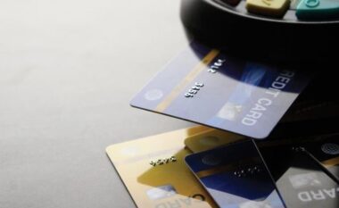 Banka e Shqipërisë përgatit ndërhyrjen e radhës në komisionet e pagesave/ Pritet të nxisë më shumë pagesat me kartë në ekonominë shqiptare