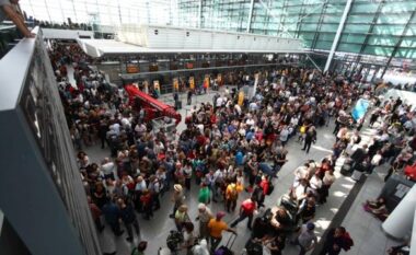 2 dronë mbi Gjermani, 6,500 pasagjerë të bllokuar nga mbyllja e aeroportit të Mynihut