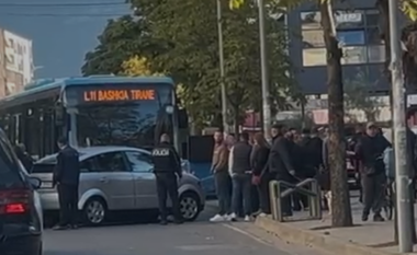 VIDEO/ Aksident në zonën e Oxhakut, makina përplaset me autobusin e Porcelanit