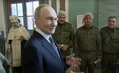 VIDEO/ Putin festoi ditëlindjen e tij në varret e carëve në Shën Petersburg me gjeneralët e tij