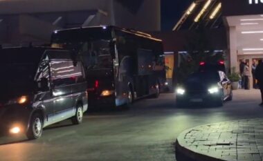 VIDEO/ Gati për Leskovc, ekipi Kombëtar niset për në stadium i rrethuar me polici dhe forcat speciale