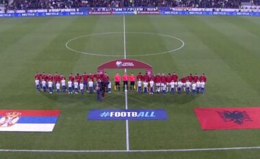 Këngë, valle dhe hare/ Tirana vishet kuqezi, tifozët ndezin atmosferën në sheshin “Italia” (Video)