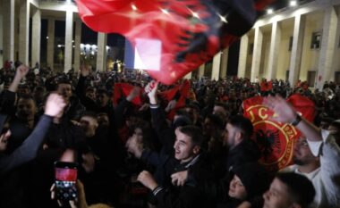 Këngë, valle dhe hare/ Tirana vishet kuqezi, tifozët ndezin atmosferën në sheshin “Italia” (Video)