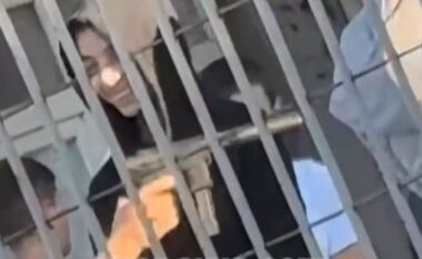 U shfaq në shkollë me armë, policia identifikon 15-vjeçarin: E kishte lodër