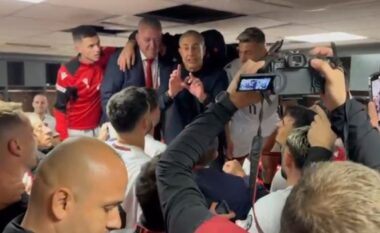 VIDEO/ Fjalim i Sylvinhos dhe bashkimi i Dukës, festë e çmendur kuqezi në dhomat e zhveshjes pas fitores me Serbinë: O sa mirë me qenë shqiptar