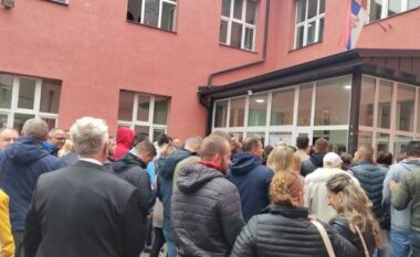 Kosova zgjedh krerët e komunave, qytetarët së bashku me zyrtarë të Listës Serbe në Mitrovicën e Veriut votojnë në grup